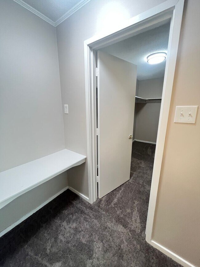Building Photo - Beautiful renovated East Memphis condo loc...