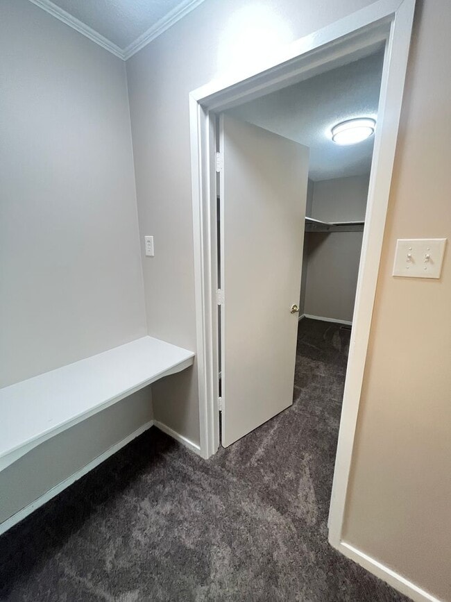 Building Photo - Beautiful renovated East Memphis condo located in the Richland area! Community Pool! Small pets a...