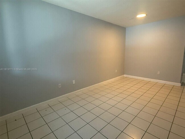 Building Photo - 1656 SE 29th Ct