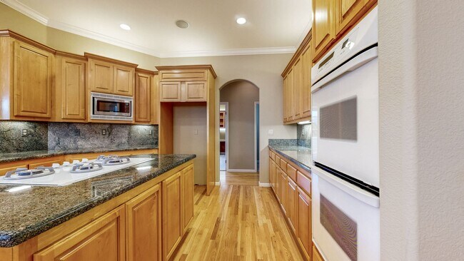 Building Photo - Gorgeous Home with private yards, large de...