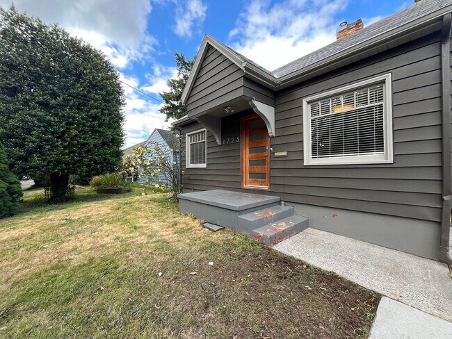 Building Photo - Stunning Rose City Park 5BD 2BA Home with Gas Fireplace Updated Finishes, Air Conditioning & Laun...