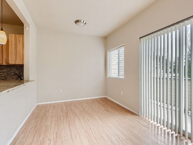 Building Photo - Beautiful 3 Bed 3 Bath Kirkland Townhome @...