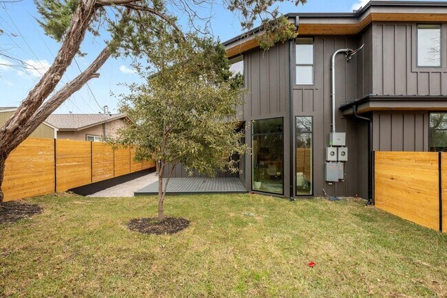 Building Photo - 1409 Valleyridge Dr