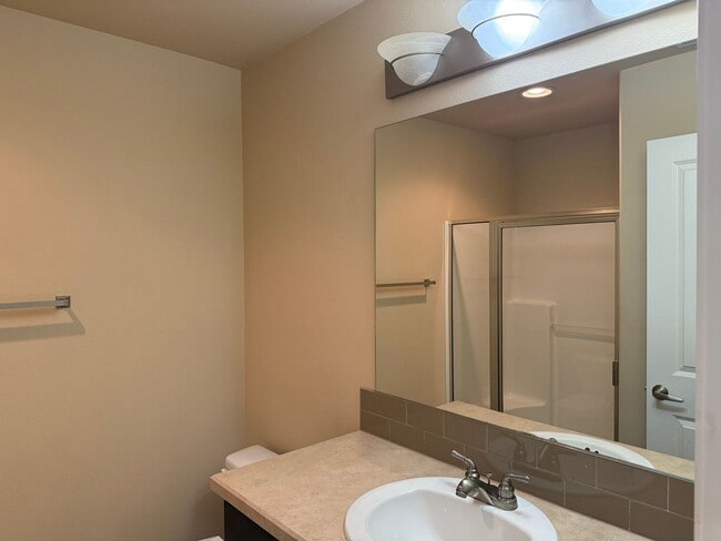 Building Photo - Beautiful 2 bed, 2.5 bath townhome located...