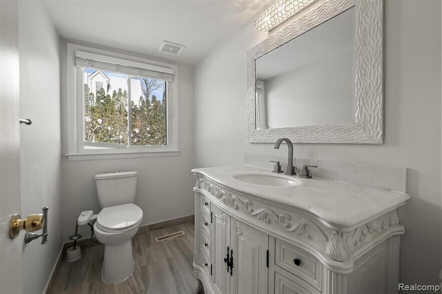 Building Photo - 5570 Forman Dr