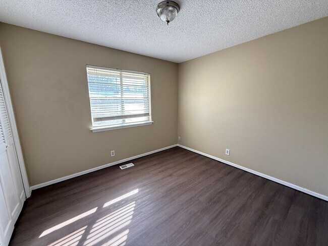 Building Photo - Spacious 4 Bedroom in South Tulsa