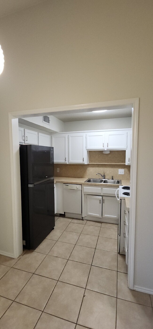 Building Photo - Now Leasing Charming 2 bedroom Townhome with garage & fenced backyard.  – 9110 White Settlement R...