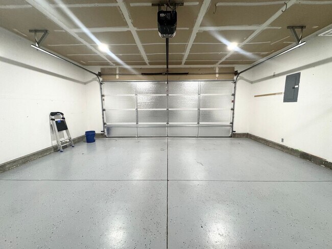 Building Photo - Modern and Updated 3bd/2b Home for Rent in...