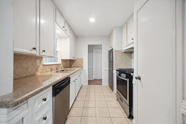 Building Photo - 5132 Mimosa Dr