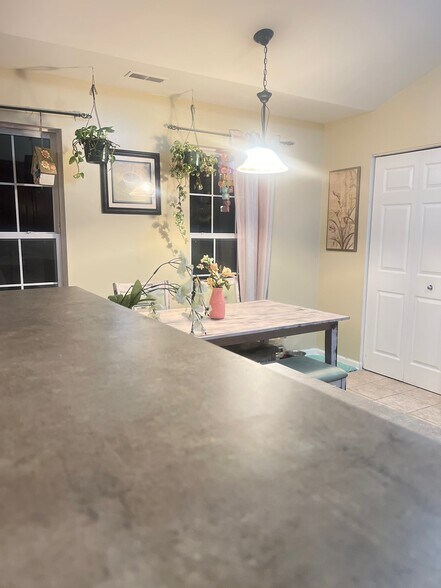 Building Photo - 659 Arbor Cir