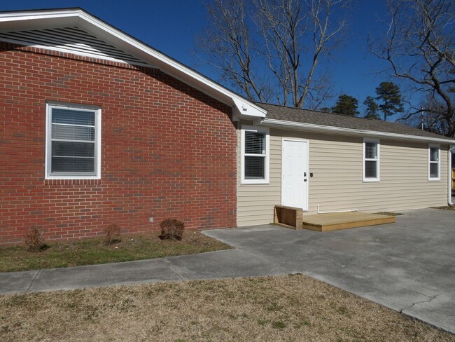 Building Photo - 2 Bedroom 2 Bathroom Townhome in Wilmington