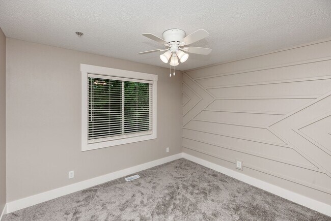 Building Photo - THOUGHTFULLY UPDATED!! 4 Bedroom, 3 Bathroom Home in Urbandale!