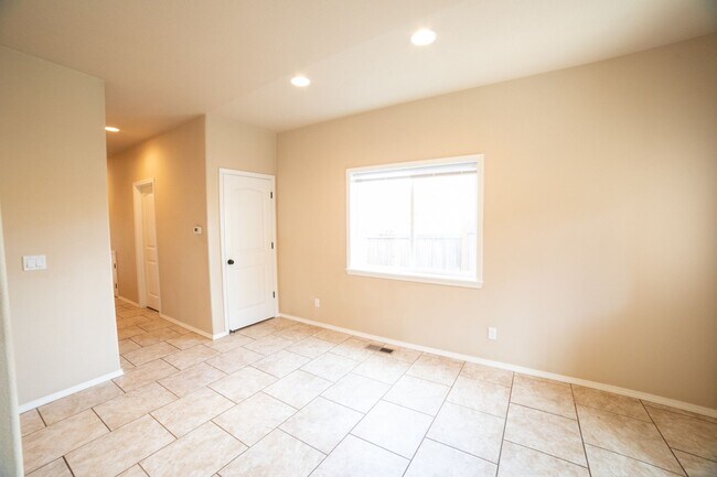 Building Photo - Newer Construction Townhome in Canby