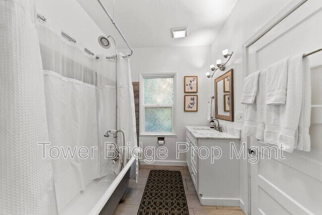 Building Photo - 717 17th St