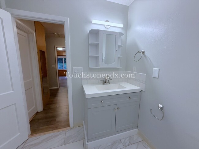 Building Photo - Bright Milwaukie Home with Deck and Large Yard!