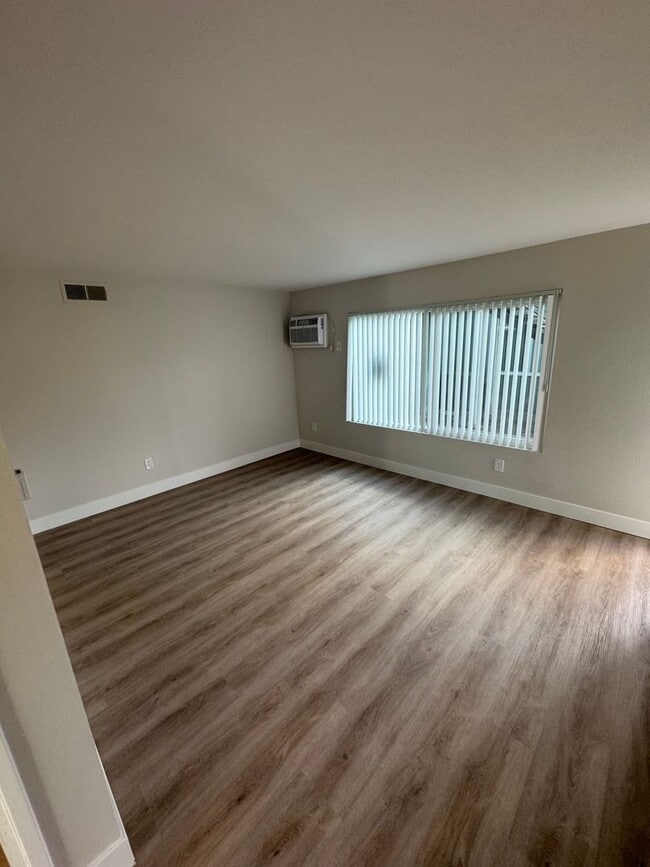 Building Photo - 1400 Estate Dr