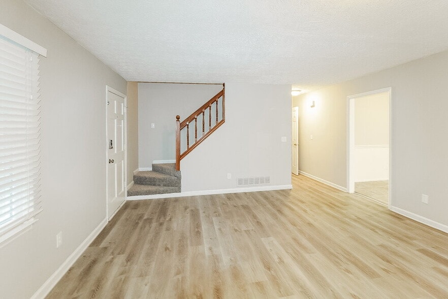 Building Photo - 3138 Calumet Cir NW