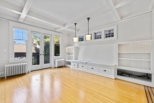 Building Photo - Stunning 1909 Craftsman w/ AC in Coveted Capitol Hill