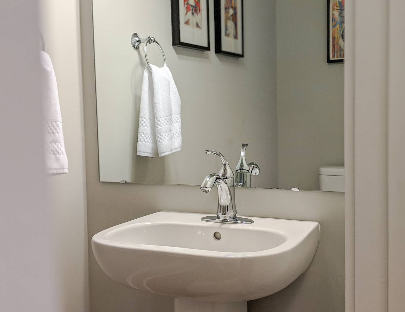 Powder room - 700 Finsbury St.