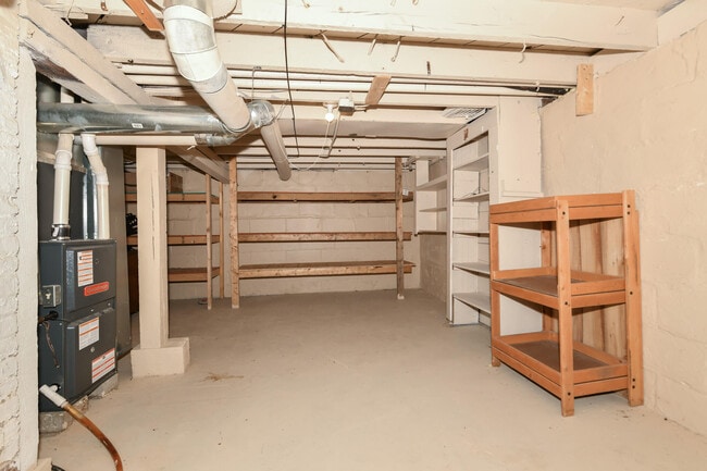 Building Photo - 422 S 89th St