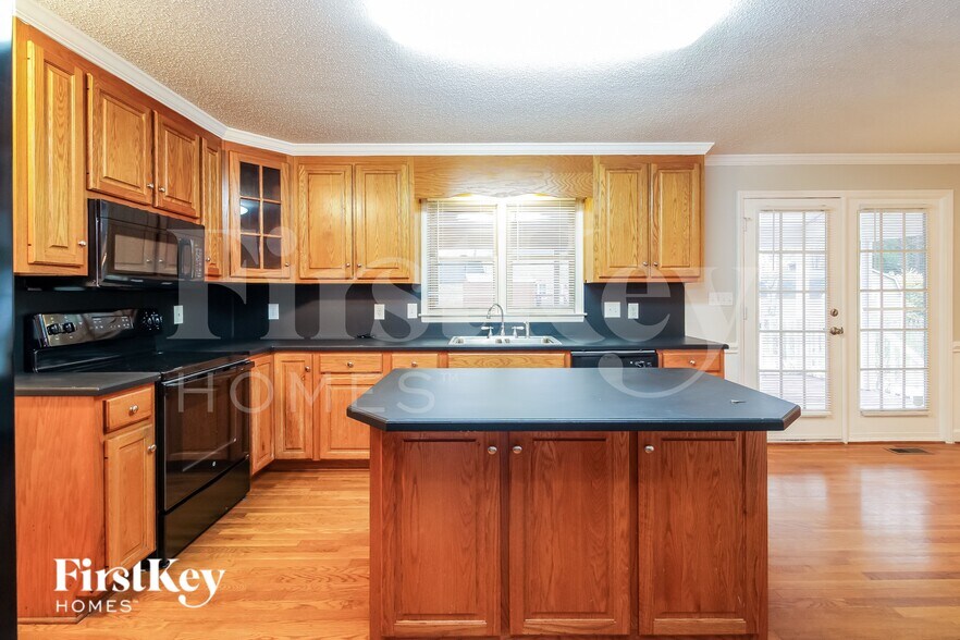 Building Photo - 4004 Deerfield St