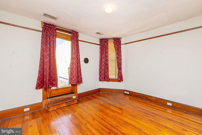 Building Photo - 7 N Loudoun St