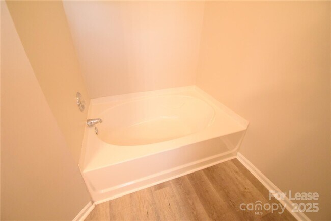 Building Photo - 8139 Chatham Oaks Dr