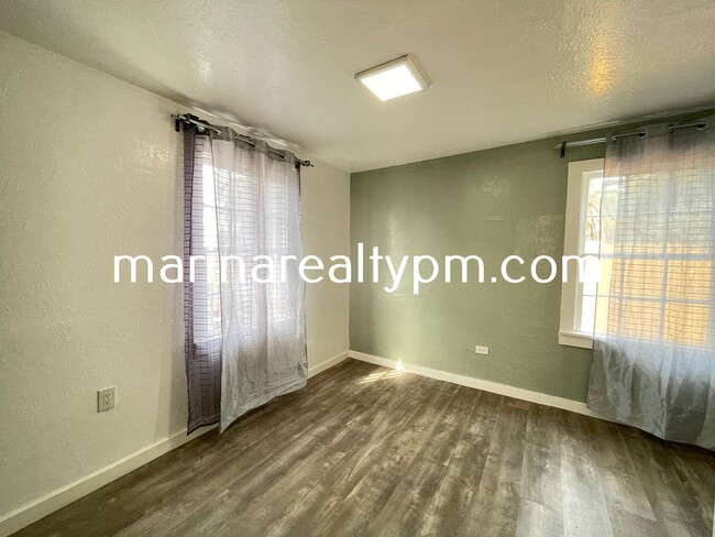 Building Photo - Welcome home to this 1 Bedroom 1 bath cozy...