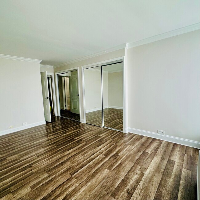 Building Photo - 5445 N Sheridan Rd