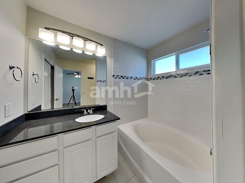 Building Photo - 8359 Sawtooth Oak Dr