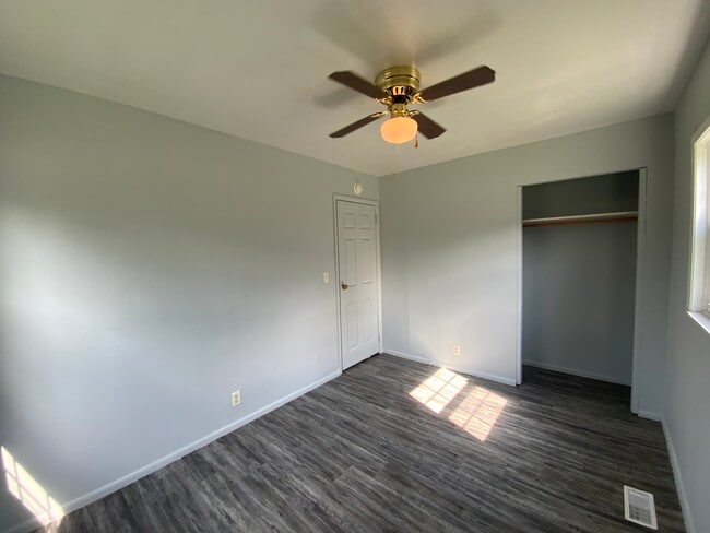 Building Photo - 807 Knollcrest Dr