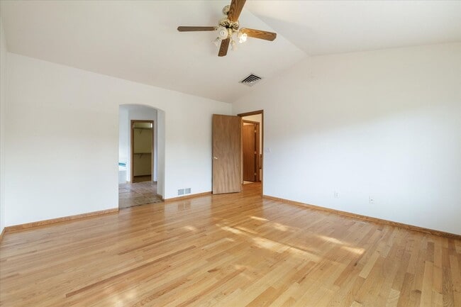 Building Photo - Gorgeous 5 Bedroom, 4 Bath Home on the Edg...