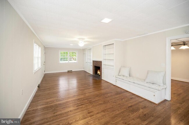 Building Photo - 1732 Beverly Dr