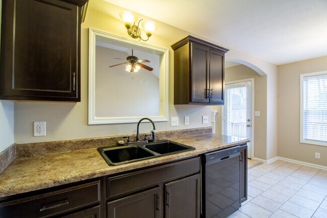 Building Photo - Fresh and Clean 3/2 with BONUS room and fenced yard.  Go.