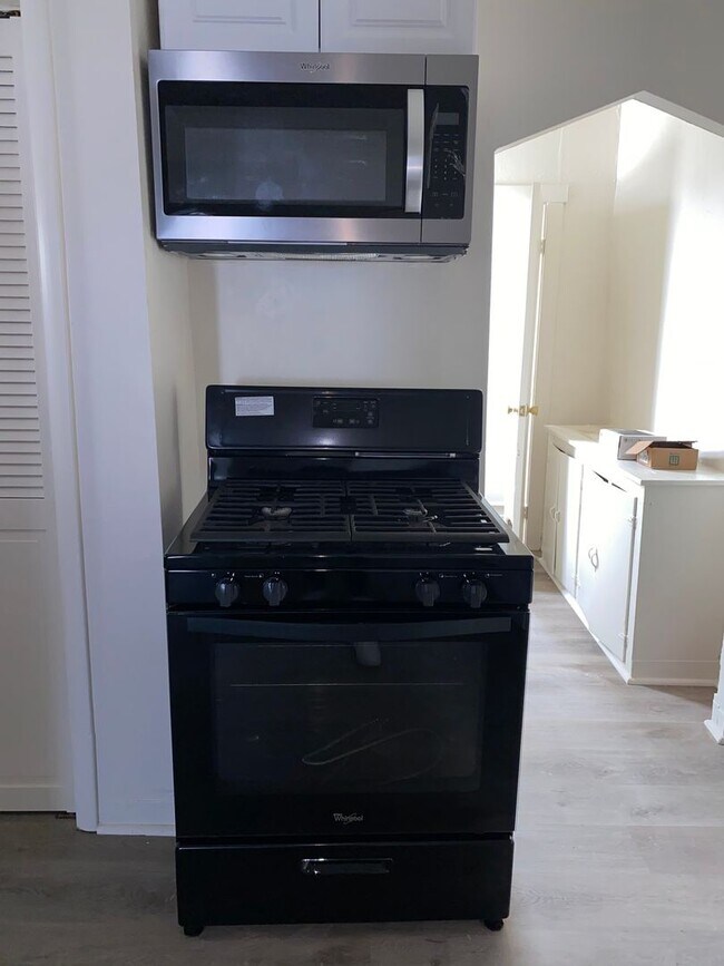 Building Photo - 237 Ella St