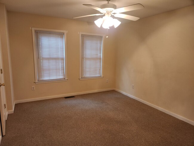 Building Photo - Townhouse Convenient to Chesterfield Court...