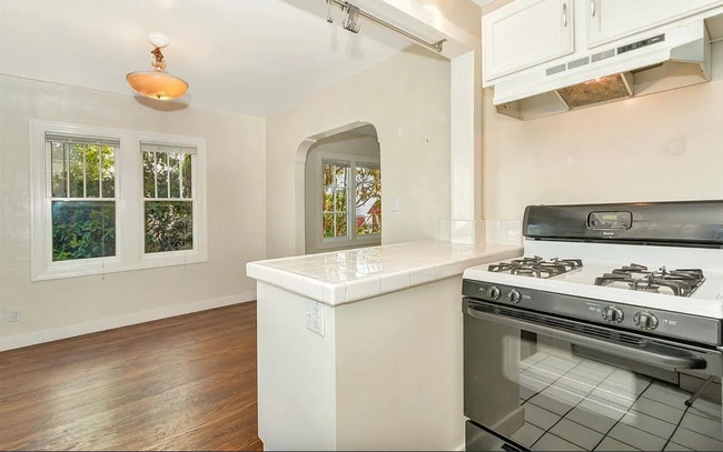 Building Photo - Beautiful Spanish townhouse with parking and in unit laundry!