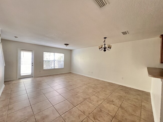 Building Photo - 302 Cherry Way