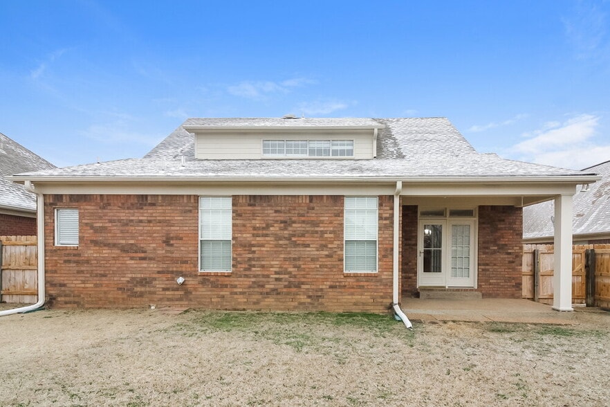 Building Photo - 4077 Course View Dr