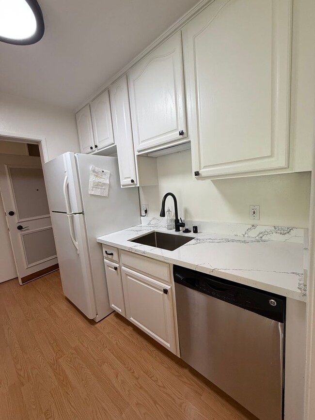 Building Photo - 1 Bed, 1 Bath Condo in Prime Belmont Location