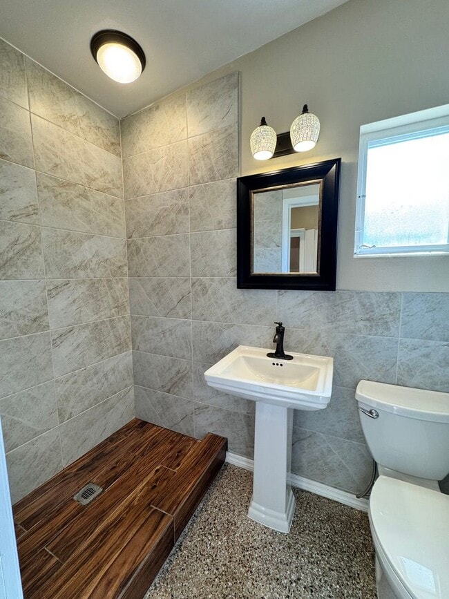 Building Photo - 813 Center Ln