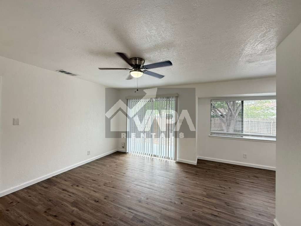 Building Photo - 5419-5419 Lk Grv Dr