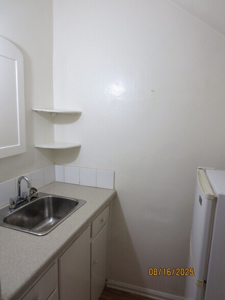 kitchenette - 5648 W 6th St