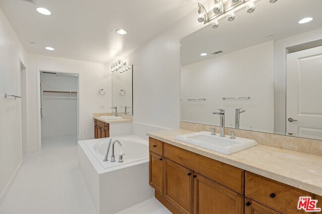 Building Photo - 5625 Crescent Park E