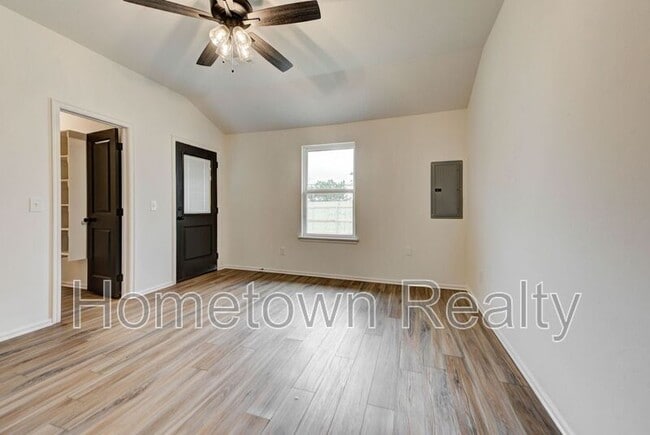 Building Photo - 414 N Cyn Ter