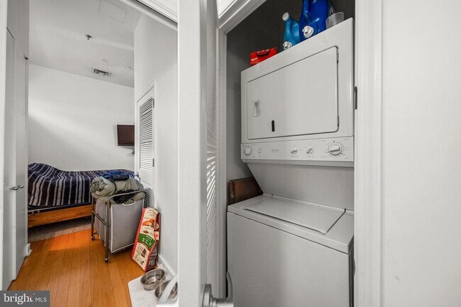 Building Photo - 675 E St NW