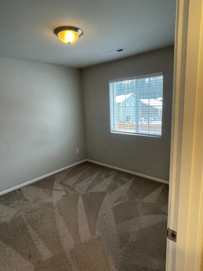 Building Photo - Gorgeous 4 Bed 3 Bath Home Built in 2019!