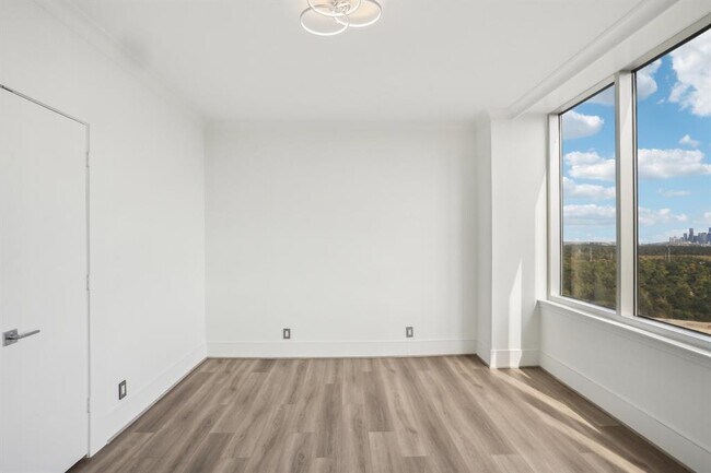 Building Photo - 121 N Post Oak Ln
