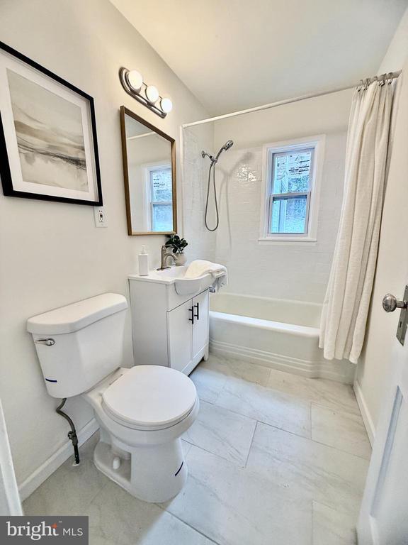 Building Photo - 2415 Fairhaven Ave