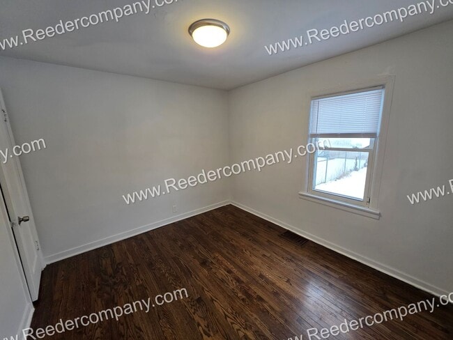 Building Photo - Spacious 4 bedroom 1 bathroom house